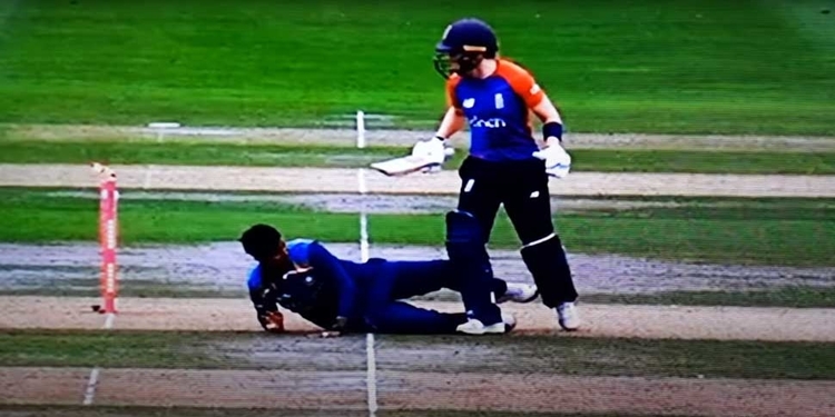 कमाल: Deepti Sharma ने हाथ से गेंद छुए बिना कर दिया Heather Knight को Run Out, देखें VIDEO