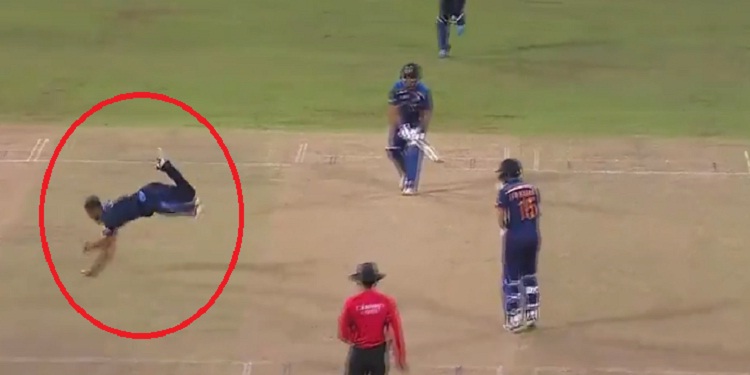 IND vs SL 3rd T20: Dasun Shanaka ने अपनी ही गेंद पर लपका शानदार कैच, Video Viral