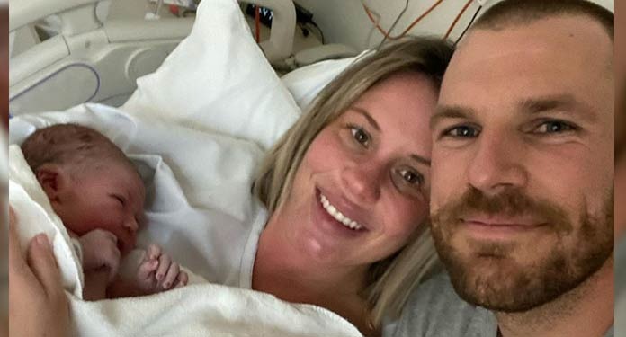 ऑस्ट्रेलियाई क्रिकेटर Aaron Finch ने सुनाई खुशखबरी, पति एमी ने दिया नन्ही परी को जन्म, देखें खूबसूरत फोटो