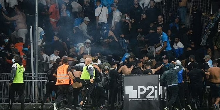 Ligue 1: फ्रांसीसी लीग मैच में दर्शकों ने की हदें पार, Marseille और Angers Marseille के फैंस के बीच हुई जबरदस्त लड़ाई