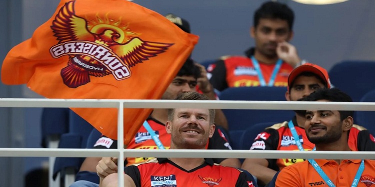 SRH vs KKR IPL 2021: स्टैंड्स में बैठे नजर आए पूर्व कप्तान David Warner, Sunrisers Hyderabad खिलाड़ियों का ऐसे बढ़ाया हौसला