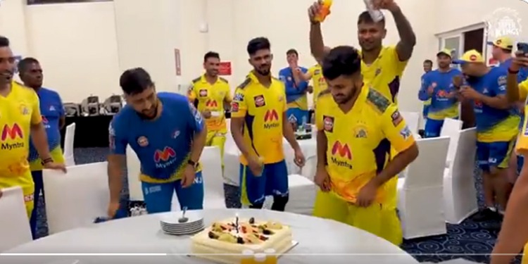 Happy Birthday Lord Shardul Thakur: एक दिन पहले ही फैंस को दिया CSK win IPL 2021 खिताब का तोहफा, Chennai Super Kings के कप्तान MS Dhoni