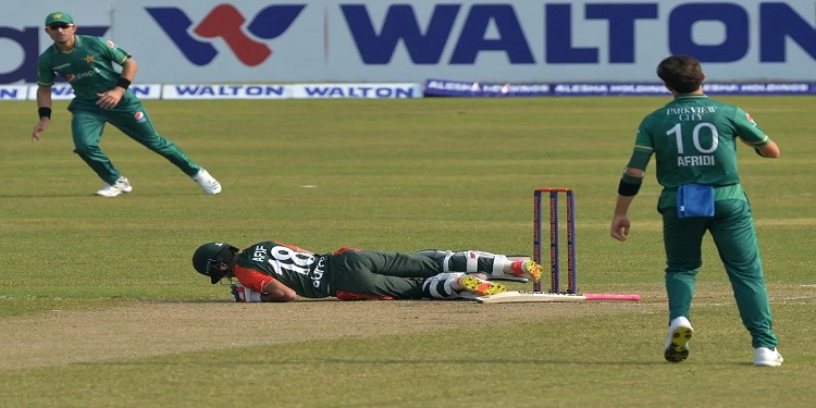 BAN vs PAK: Shaheen Shah Afridi ने Afif Hossains के पैर पर मारा थ्रो, सोशल मीडिया पर यूजर्स पाकिस्तानी गेंदबाज पर भड़के; Pakistan Cricket