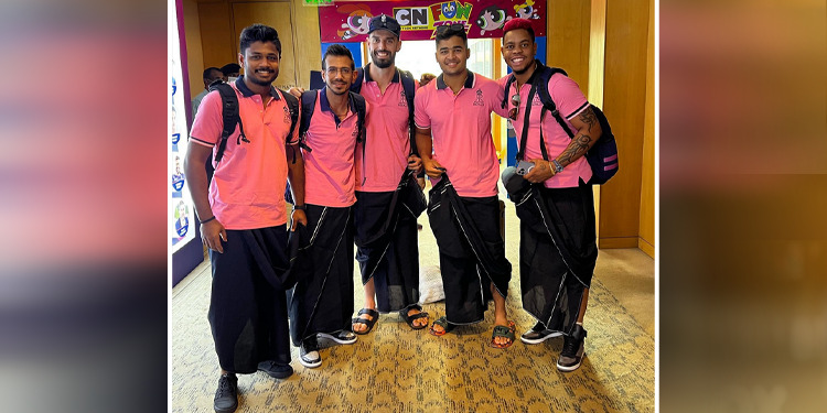 RCB vs RR: लुंगी पहनकर राजस्थान रॉयल्स के खिलाड़ी पुणे के लिए रवाना, RCB के खिलाफ खेलेगी अगला मैच- देखें फोटोज