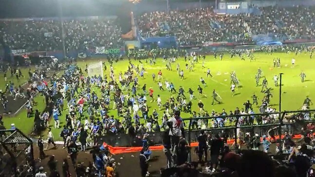 Football Match Stampede: इंडोनेशिया में फुटबॉल मैच के दौरान मची भगदड़,  हिंसा में 127 लोगों की