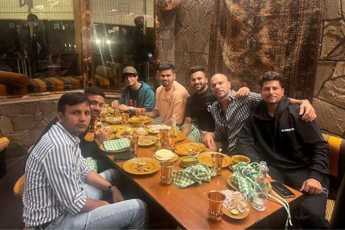 IND vs SA LIVE: निर्णायक मुकाबले से पहले कप्तान शिखर धवन ने अन्य खिलाड़ियों संग दिल्ली के रेस्टोरेंट में किया डिनर- देखें तस्वीरें