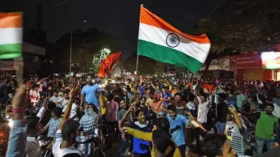 पुणे में भारत की जीत के जश्न के दौरान लगा जाम, उत्साह के साथ डांस करते हुए लोगों ने पटाखे फोड़ने के साथ लहराया तिरंगा