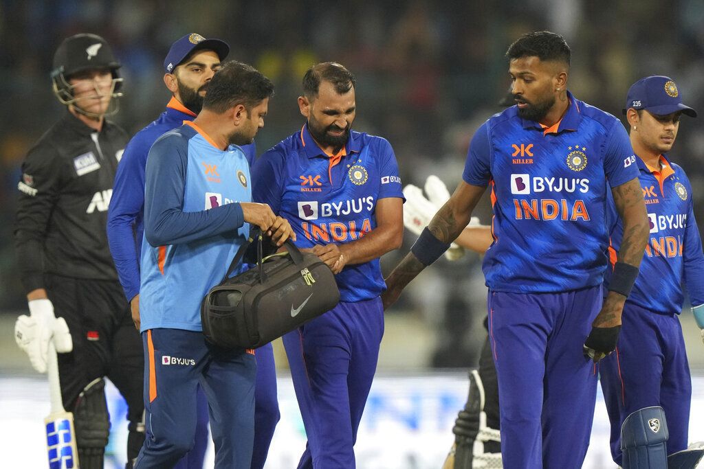 IND vs NZ 1st ODI: भारत को लगा बड़ा झटका, बीच मैच में चोटिल होकर मैदान से बाहर हुआ दिग्गज तेज गेंदबाज-Check OUT